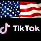 Logo de TikTok frente a la bandera de EEUU