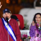 El presidente nicaragüense Daniel Ortega (i) y la vicepresidenta Rosario Murillo asisten a la ceremonia de juramentación de un nuevo mandato presidencial en Managua, Nicaragua, el 10 de enero de 2022.