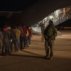 Inmigrantes suben a bordo de un avión para ser deportados
