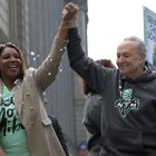 Letitia James, Fiscal General de Nueva York y el Senador de Nueva York Chuck Schumer montan en una carroza durante las celebraciones del desfile de las Liberty por el título de campeonas de la WNBA a través del Cañón de los Héroes en Broadway, Nueva York.