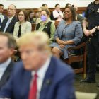 La fiscal general de Nueva York, Letitia James (C, arriba), se sienta en el Tribunal Supremo del Estado de Nueva York durante el juicio por fraude civil contra la Organización Trump, en Nueva York, el 11 de enero de 2024.
