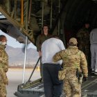 Inmigrantes ilegales y criminales deportados, subiendo a un avión