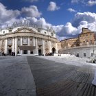 El papa Francisco camina en la Plaza de San Pedro