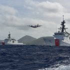 USCG Midgett en compañía de otros elementos de la Guardia Costera