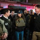La secretaria de Seguridad Nacional, Kristi Noem, durante un operativo de deportación