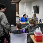 Un miembro del personal médico administra una dosis de la vacuna contra el sarampión a un niño en un centro de salud de Lubbock, Texas, el 27 de febrero de 2025. Decenas de niños están siendo trasladados urgentemente a un centro de salud del estado norteamericano de Texas para recibir la vacuna contra el sarampión, tras la reciente muerte en la zona de un niño que no estaba inmunizado contra el virus altamente contagioso