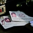 Varias Green Cards sobre una mesa, representando el proceso de obtención de residencia en EEUU.