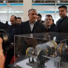 En esta imagen facilitada por la Organización de Energía Atómica de Irán se ve al jefe de la organización, Mohammad Eslami (izq.), asistiendo a la 12ª Exposición de Laboratorios de Irán en Teherán el 14 de diciembre de 2024.
