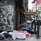 Inmigrantes durmiendo en las inmediaciones del Hotel Roosevelt, en Nueva York