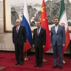 El ministro de Asuntos Exteriores de China, Wang Yi (C), recibe al viceministro de Asuntos Exteriores de Rusia, Serguéi Ryabkov (I), y al viceministro de Asuntos Exteriores de Irán, Kazeem Gharibabadi, antes de una reunión sobre la cuestión nuclear iraní en la Casa de Huéspedes del Estado Diaoyutai, en Pekín, el 14 de marzo de 2025. China instó a poner fin a las sanciones "ilegales" impuestas a Irán al recibir el 14 de marzo a diplomáticos de ese país y de Rusia para mantener conversaciones que Pekín espera que reanuden las negociaciones sobre el programa nuclear de Teherán, estancadas desde hace tiempo. (Foto de POOL / AFP)