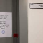 Esta fotografía muestra un sello en la puerta de la oficina de los asistentes del eurodiputado Fulvio Martusciello en el Parlamento Europeo en Estrasburgo, este de Francia, el 13 de marzo de 2025, mientras un nuevo escándalo de sobornos sacude a la organización. Un nuevo escándalo de corrupción sacudió el Parlamento Europeo después de que la policía llevara a cabo redadas en Bélgica y Portugal, deteniendo a múltiples sospechosos en una investigación sobre sospechas de corrupción bajo la apariencia de grupos de presión, en beneficio del gigante tecnológico chino Huawei con el juez de instrucción ordenando sellos en las oficinas del Parlamento Europeo de dos asistentes parlamentarios y un sospechoso había sido detenido en Francia, añadió en un segundo comunicado por la tarde. (Foto de FREDERICK FLORIN / AFP)