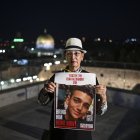 Una mujer sostiene una imagen del rehén estadounidense-israelí Edan Alexander en Jerusalén, Israel