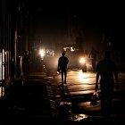 Cubanos caminan en la oscuridad tras el apagón