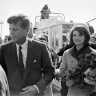 John y Jacqueline Kennedy llegando a Dallas/ AP