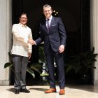 El presidente filipino Ferdinand Marcos Jr. (izq.) se reúne con el secretario de Defensa estadounidense Pete Hegseth en el palacio de Malacanang en Manila el 28 de marzo de 2025.