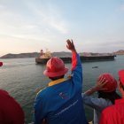 El presidente de Venezuela, Nicolás Maduro, saluda al paso de un buque petrolero durante su visita a las instalaciones de Petróleos de Venezuela S.A., la petrolera estatal, en el muelle petrolero de Guaraguao, en la ciudad de Puerto la Cruz, Venezuela, el 20 de marzo de 2013.