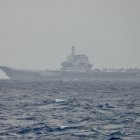 Esta foto tomada el 31 de marzo de 2025 y publicada por el Ministerio de Defensa de Taiwán el 1 de abril de 2025 muestra al portaaviones chino Shandong navegando en aguas de Taiwán. El 1 de abril, China envió a su ejército, armada, fuerzas aéreas y cohetes a rodear Taiwán para realizar simulacros que, según Pekín, tenían como objetivo practicar un bloqueo de la isla autogobernada.