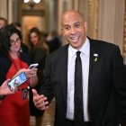 El senador estadounidense Cory Booker (D-NJ) habla con la prensa en el Capitolio de los Estados Unidos en Washington, DC, el 1 de abril de 2025. El legislador demócrata estadounidense pulverizó el récord del discurso más largo de la historia del Senado con una encendida protesta contra las medidas "inconstitucionales" del presidente Donald Trump, que comenzó a última hora del 31 de marzo de 2025... y aún continúa el martes, más de 24 horas después. La exhibición de resistencia del senador Cory Booker -para mantener la palabra debe permanecer de pie y ni siquiera puede ir al baño- recordó la famosa escena del clásico cinematográfico de Frank Capra "El señor Smith va a Washington", de 1939.