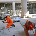 Un trabajador realiza acciones en una construcción