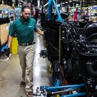 Un hombre trabaja en la fábrica de Kawasaki en Lincoln, Nebraska
