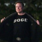 Elon Musk muestra una camiseta que dice "DOGE"