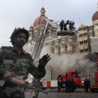 Un soldado indio impide que la gente se acerque al hotel Taj Mahal tras una operación de rescate en Bombay