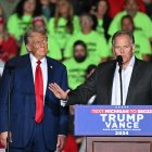 Rogers con Trump en la Universidad de Saginaw Valley/ Jim Watson