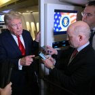 Donald Trump hablando con periodistas