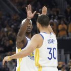 Butler y Curry celebran la victoria frente a los Grizzlies
