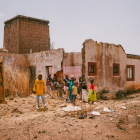 Niños cristianos sonríen entre las ruinas de un templo en Nigeria