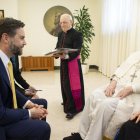 Esta foto tomada y distribuida el 20 de abril de 2025 por The Vatican Media muestra al Papa Francisco reunido con el vicepresidente estadounidense JD Vance en El Vaticano.