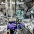 Un científico trabaja en un laboratorio del gigante farmacéutico alemán Bayer