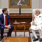 El primer ministro de la India, Narendra Modi (dcha.), hablando con el vicepresidente de EEUU, JD Vance