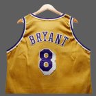 La camiseta de Bryant fue vendida por 7 millones