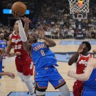 Jalen Williams, de los Thunder, anota frente a los Grizzlies