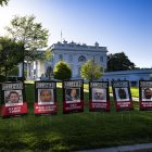 Los carteles con los rostros de los inmigrantes arrestados en el camino de la entrada a la Casa Blanca