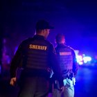 Imagen de archivo de agentes del sheriff en la carretera tras un tiroteo en el bar "Cook's Corner" en Trabuco Canyon, California, el 23 de agosto de 2023.