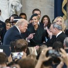 El presidente Donald Trump (izquierda) señala al presidente del Tribunal Supremo, John Roberts, tras jurar el cargo durante la 60ª investidura presidencial en la Rotonda del Capitolio de Estados Unidos, en Washington, el lunes 20 de enero de 2025.