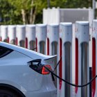 Coches eléctricos se enchufan a una estación de carga Tesla en una oficina (Archivo)