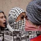 Manifestantes propalestinos marchan desde el City College hasta la Universidad de Columbia vestidos con keffiyehs (Archivo)