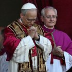El recién elegido Papa León XIV, Robert Francis Prevost (C) gesticula mientras se dirige a la multitud desde el balcón principal de la logia central de la Basílica de San Pedro por primera vez, después de que los cardenales terminaran el cónclave, en El Vaticano, el 8 de mayo de 2025. Robert Francis Prevost fue elegido el jueves primer Papa estadounidense, anunció el Vaticano. Moderado, cercano al papa Francisco y misionero durante años en Perú, se convierte en el 267º pontífice de la Iglesia católica, tomando el nombre pontificio de León XIV.
*** Translated with www.DeepL.com/Translator (free version) ***