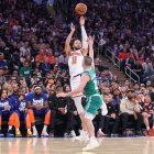 Jalen Brunson lanza un triple ante el base de los Boston Celtics Payton Pritchard