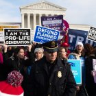 Activistas provida participan en la "Marcha por la Vida", un evento anual para conmemorar el aniversario del caso Roe vs Wade de la Corte Suprema de 1973, que legalizó el aborto en los Estados Unidos, frente a la Corte Suprema de los Estados Unidos en Washington, DC, 18 de enero de 2019.