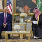 El presidente Donald Trump y el príncipe heredero saudí Mohammed bin Salman hablan durante una ceremonia de café en la Terminal Real del Aeropuerto Internacional Rey Jalid en Riad, Arabia Saudí, el martes 13 de mayo de 2025. (AP Photo/Alex Brandon)