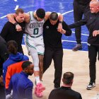12 de mayo de 2025; Nueva York, Nueva York, EE.UU.; El alero de los Boston Celtics Jayson Tatum (0) es ayudado a salir de la cancha tras una lesión en la segunda mitad durante el cuarto partido de la segunda ronda de los Playoffs de la NBA 2025 contra los New York Knicks en el Madison Square Garden. Tatum abandonaría el partido lesionado tras esta jugada.