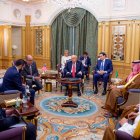 Una imagen facilitada por el Palacio Real saudí muestra al presidente estadounidense, Donald Trump (C), al secretario de Estado, Marco Rubio (C-R), al presidente interino de Siria, Ahmed al-Sharaa (2º izda.), al ministro de Exteriores sirio, Asaad al-Shaibani (izda.), y al príncipe heredero saudí, Mohammed bin Salman (dcha.), reunidos en Riad el 14 de mayo de 2025. Trump se convirtió el 14 de mayo en el primer presidente estadounidense en 25 años en reunirse con un líder sirio, después de ofrecer un alivio de las sanciones con la esperanza de ofrecer un nuevo camino al país asolado por la guerra.