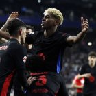 Lamine Yamal y otros jugadores del FC Barcelona celebran el título