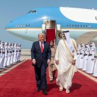 El emir de Catar, Tamim bin Hamad Al Thani, da la bienvenida al presidente estadounidense, Donald Trump