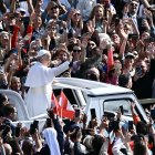 El Papa León XIV saluda a la multitud desde el papamóvil antes de la Santa Misa de inicio de pontificado, en la plaza de San Pedro del Vaticano, el 18 de mayo de 2025.