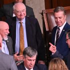 El presidente de la Cámara de Representantes de EE.UU., Mike Johnson (dcha.), republicano de Luisiana, habla con el representante Chip Roy (izq.), republicano de Texas, mientras la Cámara de Representantes se reúne para elegir al presidente de la Cámara para el 119º Congreso, en la Cámara de Representantes del Capitolio de EE.UU. en Washington, DC, el 3 de enero de 2025.